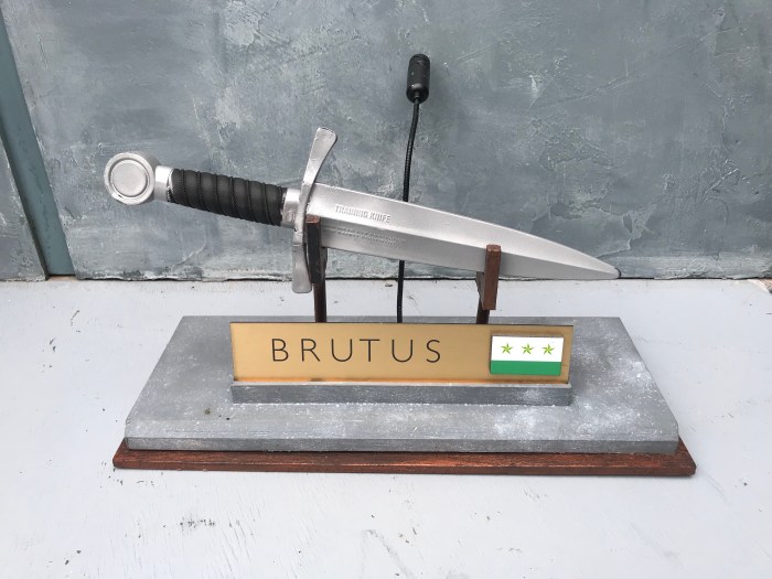 (2) Dagger Stand (Brutus).JPG
